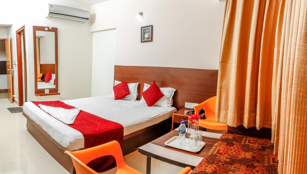 Hotel Pc Residency Mysore Buitenkant foto